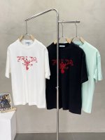 prada普拉达独家专供新款男士休闲短袖 高端定制 高端版本 时尚百搭爆款进口面料 手感超柔软细腻 穿着亲肤舒适 高端精品 代工厂p精细做工 上身非常赞 男士必