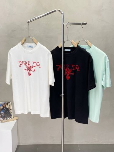 prada普拉达独家专供新款男士休闲短袖 高端定制 高端版本 时尚百搭爆款进口面料 手感超柔软细腻 穿着亲肤舒适 高端精品 代工厂p精细做工 上身非常赞 男士必