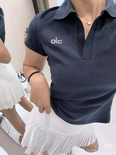 Alo女士网球polo短袖春夏系列重磅出品 可休闲 可通勤 定制绸缎面料 夏季可防晒 高级的设计感 通体提花 火遍时尚大牌圈 男女轻奢主义通勤穿搭必备单品 面料