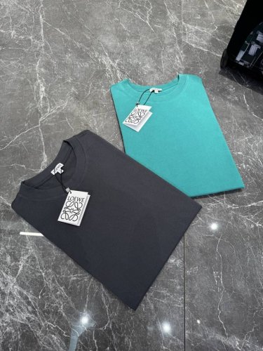 Loewe 25Ss春夏新品T恤！破洞本色刺绣工艺！整体效果年轻有活力！订制 G棉材质精制而成，着感手感都相当舒适.手感细腻有质感！ 颜色：灰色 浅绿色 尺码：