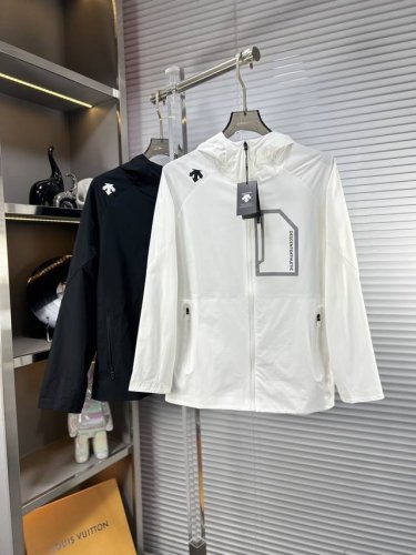 Desc*迪桑特 Ss25夏季新品 休闲防晒服外套，夏日外出旅游必备！非常轻薄，夏天穿丝毫不会觉得闷热，超强细节，超强做工，原版开模，精品之作！上身效果超赞！速