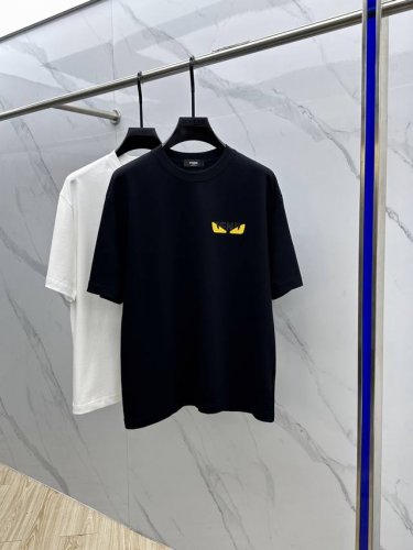 Fendi 芬迪 2025Fw春夏新品圆领打底外穿T恤，立体感Logo微廓形半袖260克活性纯棉打底T恤，棉，手感面糯有骨感，柔而有韧性。工艺处理，韧性和抗皱性