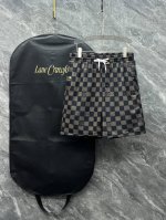 Lv驴家 25Ss 春夏新款男款 棋盘休闲短裤 创意总监首个男装系列pharrell Williams照耀着你 lv实验空间采用pharrell像素化 Damo