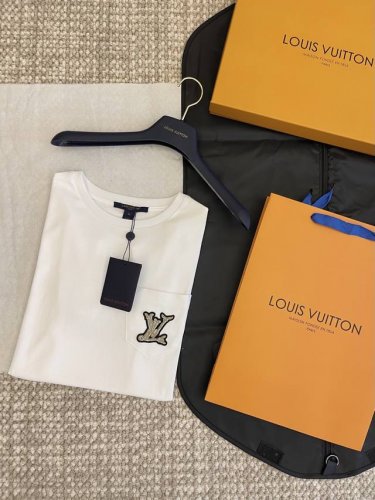 louis&Vuit’’N 25Ss新品上线 胸前口袋立体金线刺绣短袖T恤 Yb一比一开发 最好版本发售 低调又极具辨识度的1V立体徽章刺绣 版型偏修身的剪裁