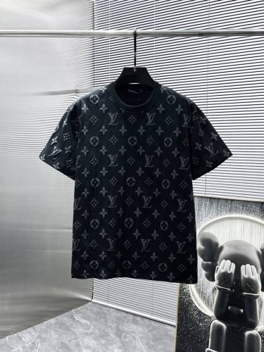 路易威登 Lv 2025新款 圆领 短袖 T恤 高端版本 专柜定制面料 透气舒适度高 细节无可挑剔 品牌元素设计理念 体现高品质 手感细腻柔软 呈现休闲裁剪 上