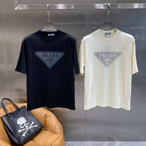 普家 pradat恤经典又百搭，胸前标志性的三角徽标，低调中尽显奢华 徽标上“prada Milano”的字样，彰显品牌格调。 面料柔软舒适，版型宽松S-Xxl