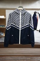 Dior迪奥- 2025春季百搭臻品！一件集品质与风格于一身的夹克外套，无疑是彰显个性与品味的关键所在。选用客供进口面料，以其独特的材质组合与精心设计，满足你对