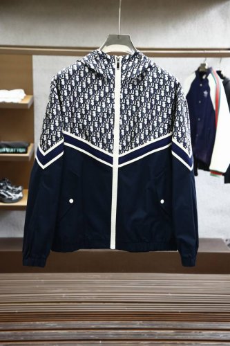 Dior迪奥- 2025春季百搭臻品！一件集品质与风格于一身的夹克外套，无疑是彰显个性与品味的关键所在。选用客供进口面料，以其独特的材质组合与精心设计，满足你对