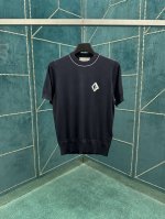 迪奥 25Ss新款 Cd Diamond 短袖针织衫是二零二五秋季男装系列新品，以优雅针织全新演绎。采用蓝色棉质和桑蚕丝混纺平纹针织面料精心制作，胸前饰以 Cd