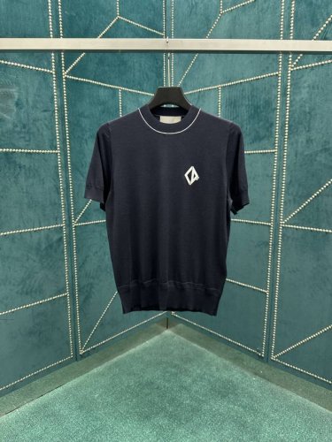 迪奥 25Ss新款 Cd Diamond 短袖针织衫是二零二五秋季男装系列新品，以优雅针织全新演绎。采用蓝色棉质和桑蚕丝混纺平纹针织面料精心制作，胸前饰以 Cd