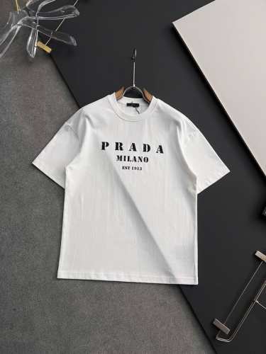 prad、 2025春夏新款男女同款短袖T恤！走秀图案时尚休闲短袖T恤衫！设计Logo刺绣设计！极具设计精选客供310克100%全棉面料，手感柔软亲肤，着身舒适