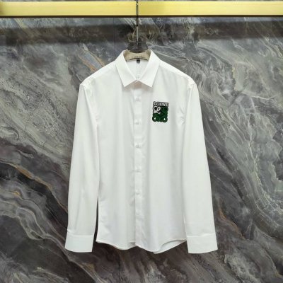 Loewe 罗意威 2025春夏新款长袖 衬衫 衬衣，高端版本！专柜定制面料 透气舒适度高，细节无可挑剔，品牌元素设计理念，体现高品质。手感细腻柔软！呈现休闲裁