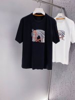 H~经典马头Logo刺绣圆领短袖T恤 2025夏季新品 胸前极具代表性图案，采用进口机械刺绣，高密度刺绣立体绣设计，饰以橙色马鞍绳刺绣点缀是成衣的点睛之笔！富有