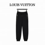 louisvuitton 路易威登 珍珠吊坠运动长裤 功能性棉质珍珠装饰运动裤 这款源自 春夏时装展的时尚运动裤饰有精致细节，打造休闲精致造型。运动裤以午夜蓝密