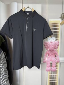 普拉达-高端男士商务翻领舒适肌理亲肤面料短袖衬衫# 面料采用80%锦纶+20%氨纶高品质成分精纺而成 质感无敌弹力十足 亲肤性绝佳 上身很舒适 触感细腻柔软 卓