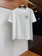 普拉达# 2025春夏新款首发专柜最新款短袖圆领T恤 高端订制 设计前卫时尚！品牌Logo重工艺设计 高端定制260克面料.手感柔软.穿着舒适.专柜级别精致车线