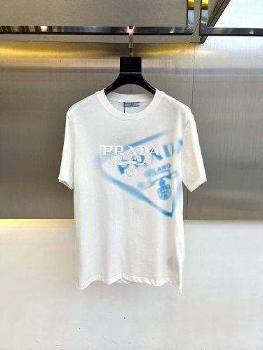 prad普拉、2025春装新品印花Logo短袖T恤。100%特新氧棉纺织紧密棉，24支纱线相对较细，因此，由这种纱线制成的面料通常会相对轻薄、柔软并具有良好的透
