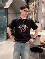 瓦萨Versace25Ss春夏新款首发专柜最新款短袖圆领T恤 高端订制 设计前卫时尚！品牌Logo重工艺设计 高端定制240克面料.手感柔软.穿着舒适.专柜级别