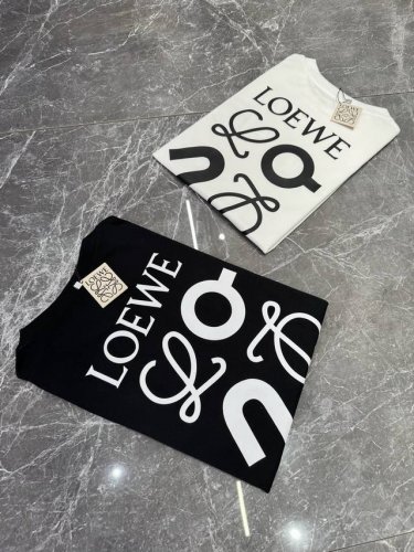 Loewe 25Ss新款潮牌T恤！联名款推荐！260G纯棉面料.上身也是非常的舒适.胸口部位立体3D绣花工艺.品牌字母直击主题. 起伏感视觉感手感统统都给你！