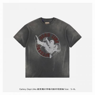 gallery Dept 24Ss 朋克唱片字母闪粉印花短袖 定织定染21支 克高克重棉麻面料 圆简布工艺无侧缝 面料先经过环烘水洗处理 起到预缩水的作用 定制