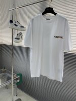 Dio 跑量款 刺绣微标短袖T恤 260G定制纯棉活性棉 面料透气舒适易清洗 前后幅微标小标刺绣装饰 时尚又个性，超级百搭的一款！宽松版型，休闲自在，适合各种场