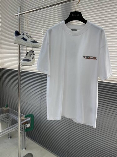 Dio 跑量款 刺绣微标短袖T恤 260G定制纯棉活性棉 面料透气舒适易清洗 前后幅微标小标刺绣装饰 时尚又个性，超级百搭的一款！宽松版型，休闲自在，适合各种场
