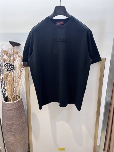 Size：S M L Xl 黑白绿三色 男女同款197712170071 G家G*Cci 古驰品牌元素继续推陈出新，诚挚演绎休闲T恤和针织服饰。这款T恤以针织重