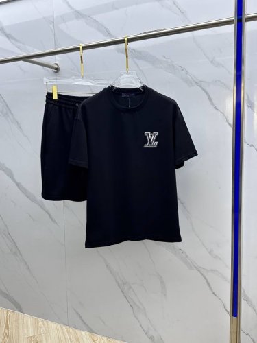 LV*路易 登 春夏套装版型M-Xxxl 最新最顶级平纹黑色贴标刺绣套装，定制面料 顶级品质在售，一站式制作工艺，采用进口高端订制进口丝线手感一流！上身挺拔有型