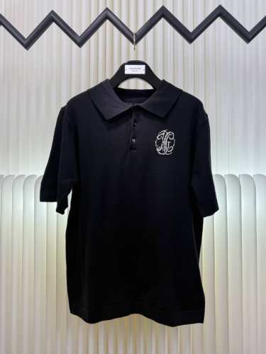 纪梵希Givenchy Hg签名提花Polo衫 采用50支纯棉毛纱，16针进口细针织出，成衣效果轻薄透气，翻领设计风格搭配10*10龟背贴合。 Hubert D
