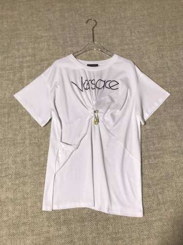 versace 范思哲 女士新品别针饰扭结字母印花短袖抓褶T恤上衣Smlxl