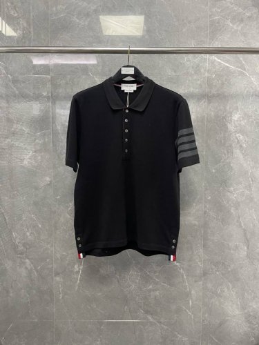 Tb 8128灰四杠珠地棉polo短袖 Cc款 采用珠地棉制作工艺不易褪色，经典翻领设计，干净整洁，舒适透气；两侧开衩设计红白蓝织带贴缝，搭配精致美观的贝壳纽扣
