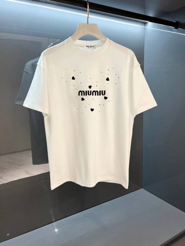 miumiu 2025官网新款字母印花双层重工短袖T桖 字母图案不管是T桖还是卫衣都是每年的爆款单品 前幅大面积印花采用大康丽数码印花机直喷 成本极高 经过多次