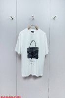 L690 Babalenciaga 包包印花短袖 工艺说明：采用21支精梳赛络纺纱，对板定织加密加厚单面布，无尘烧毛加食毛工艺，洗后无毛绒。洗后克重230克。前