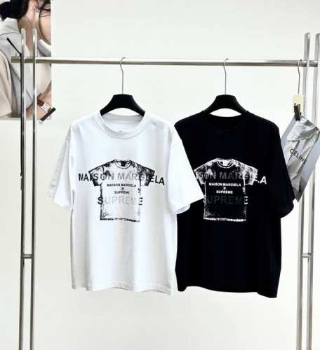 120 Mm6联名短袖T恤 春夏联名系列 男女印花T恤 Supreme 本月迎来与 Maison Margiela 旗下支线 Mm6 的联名新作。 作为近年来最
