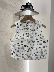 chane*2025新品上架 印花彩色牛仔马甲短裤套装 定制Yb斜纹棉牛仔材质 面料柔软舒适 透气性好 反复酵素水洗工艺处理 不易染色脱色 剪裁更符合人体线条