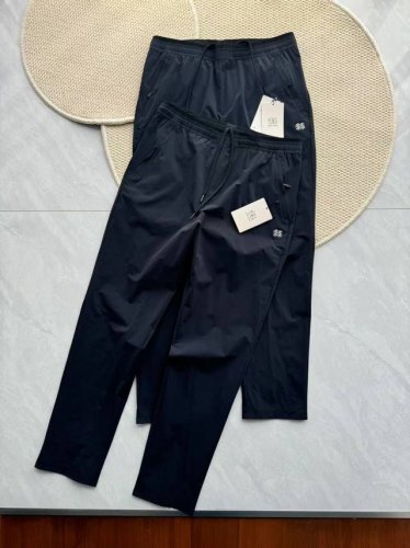 Kolon Sport可隆男子户外舒乐抗污防泼水运动修身版轻量弹力长裤 采用瑞士舒乐Dynamic系列高端弹力面料 轻薄超弹，活动性优异，适合夏季穿着 面料具有