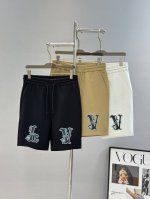 上衣- 。裤子- 。 驴牌*新款潮牌短裤推荐～25S五分休闲短裤.男女同款！腿部品牌字母印花视觉冲击力时尚感强！进口高端锦棉面料.手感舒适透气.原厂五金质感满满