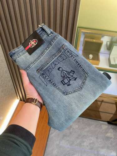 普拉达 新款来袭2680新春爆款新品 专柜有售 实体店极品牛仔裤专柜原版1:1好货，适合各个年龄段。市场最高版本的欧洲进口面料。舒适柔软亲肤，上身效果超级棒时尚