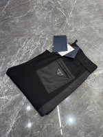 260 prada 25Ss春款休闲裤！懒人搭配款～口袋下方经典品牌字母烫钻工艺.厚口袋精致三角皮标.手感轻薄垂感好！挺括版型！舒适感满满.原厂五金质感满满.高