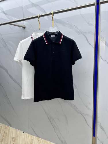 p270 Moncler·蒙口 2025春夏新品丝光珠地面料短袖衫；定制100支丝光珠地面料，主打舒适透气！领口条纹插色拼接设计罗纹，胸前凹凸Logo设计，纽扣