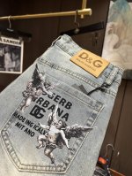 dg25S春夏男士休闲牛仔裤.......棉质牛仔面料打造 质地柔软又不失筋骨，手感干爽有韧性 经典的标志性品牌徽标，灵魂般的点缀 各项指标皆为上品，自然带来极