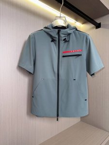 短袖外套 马甲 短裤 Prada 25春夏Linea Rossa系列-半袖款 Prada Linea Rossa是一个融合时尚与运动的系列，彰显创新性、设计感与