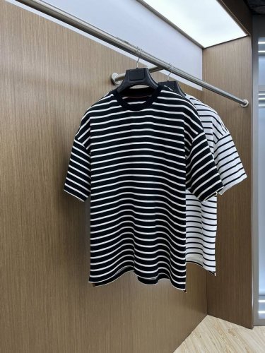 lp 早春新款短袖抢先发售 男士日常出门闭眼搭 高级定制面料短袖T恤 魅力在于创造了简约奢华感的时尚,随意搭配感受英式风格独特气质. 宽松的版型展现出休闲随意的