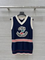 高版本出 原单品质，独家首发 Val* 25Ss春夏新款 V领无袖针织马甲背心丨独家高版出品！胸前的樱桃图案与英文字母组合，增添了活泼与时尚感，为整体造型注入了