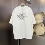 Arc’Teryx 春夏限定款，定制织梦雅韵罗纹棉 质感细腻 舒适贴肤 以纯黑之色 诠释着优雅 标志性地标识跃然衣上 低调却醒目 彰显独特身份与魅力 凸显肩部线