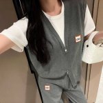 上新 Al0 25Ss新款假两件针织套装 面料质感都好评如潮 上身炒鸡显白现在正是穿套装的季节 密棉面料 手感细腻爽滑 显色度佳 搭配同款裤子实在绝了 颜色：黑
