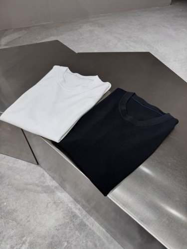 品牌：Burbe*Ry巴宝*莉 价格P： 颜色：黑色 白色 尺码：M-3Xl 介绍：2025春夏新款男士针织短袖Polo。精工细作，别具匠心。桑蚕丝面料的单品近