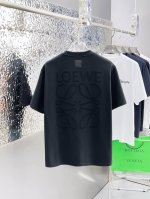 loew* 顶级货品2025春夏新款首发专柜最新款短袖圆领T恤 高端订制 设计前卫时尚！品牌Logo重工艺设计 高端定制260克面料.手感柔软.穿着舒适.专柜级