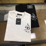 新品上市 Mb... 2025Ss夏季新款刺绣Logo圆领短袖T恤！专柜同步，每一件都是纯手工画制而成. 个性艺术系列全网独家首发 百搭款细节处理完美240克纯