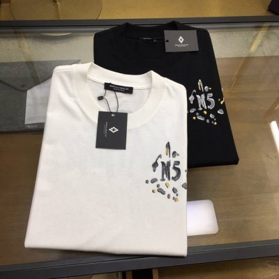 新品上市 Mb... 2025Ss夏季新款刺绣Logo圆领短袖T恤！专柜同步，每一件都是纯手工画制而成. 个性艺术系列全网独家首发 百搭款细节处理完美240克纯